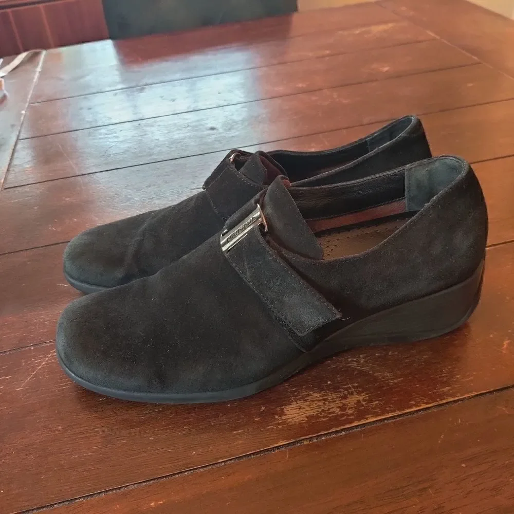 𝅺aquatalia black suede loafers wedge heel silertone hardware size 8.5